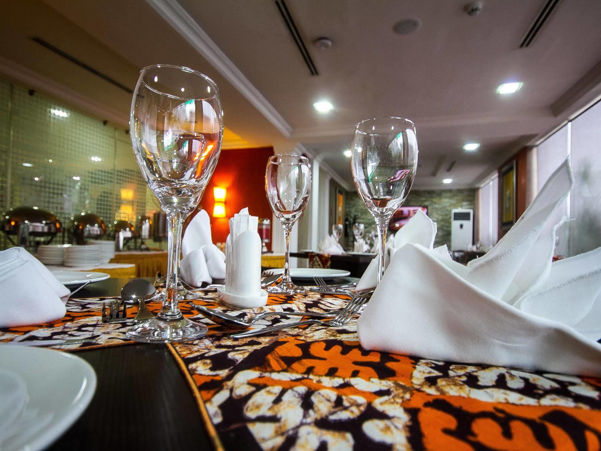 Golfview Suites & Conference Center Ikeja Esterno foto