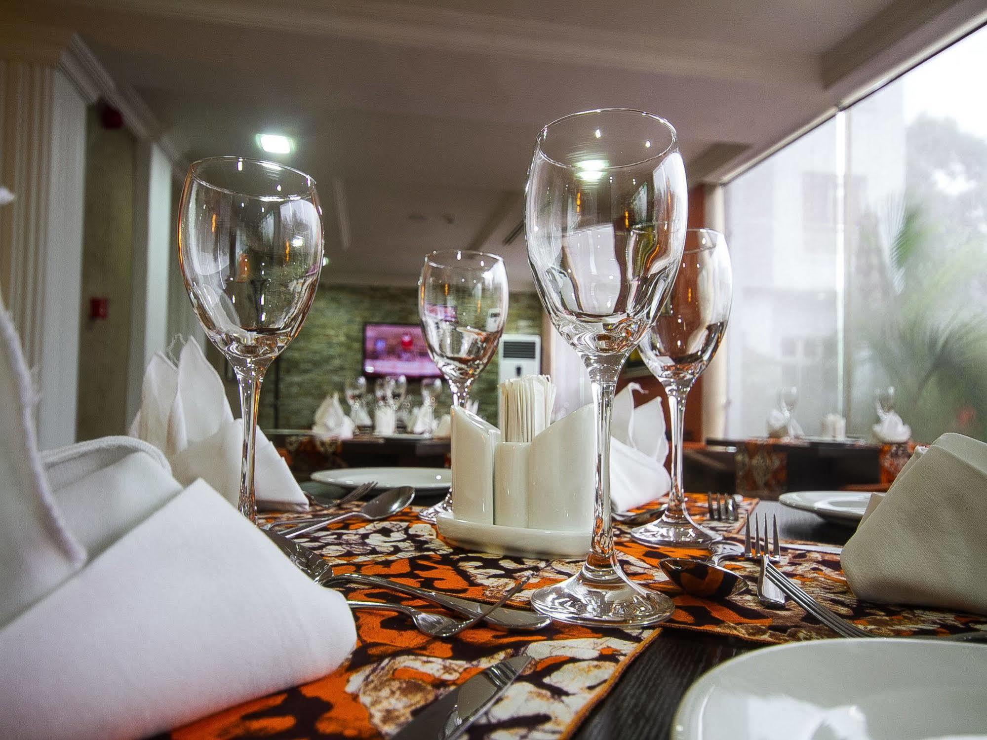 Golfview Suites & Conference Center Ikeja Esterno foto