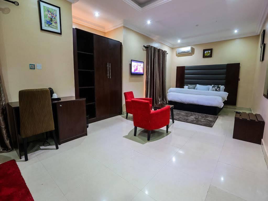 Golfview Suites & Conference Center Ikeja Esterno foto