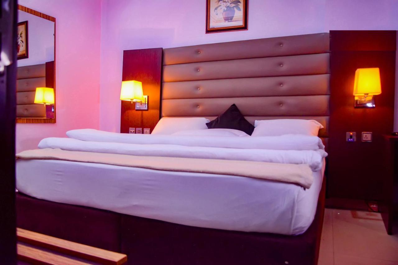 Golfview Suites & Conference Center Ikeja Esterno foto