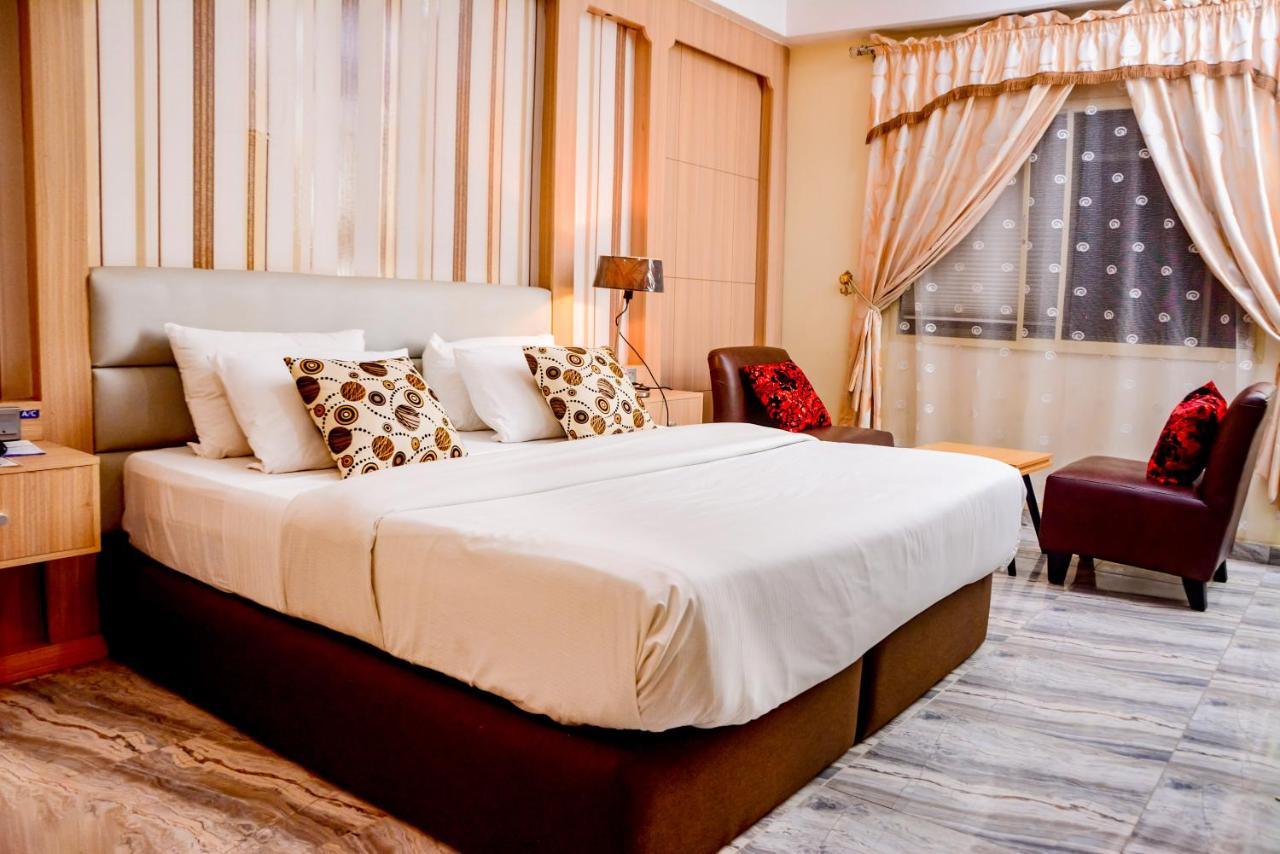 Golfview Suites & Conference Center Ikeja Esterno foto